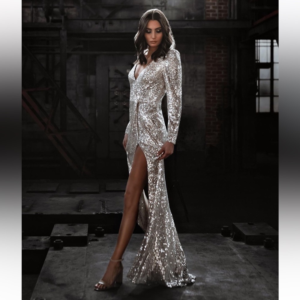 leena By Mac Duggal 26723 Silver Sequin Long Sleeve Formal Maxi Gown sz 8